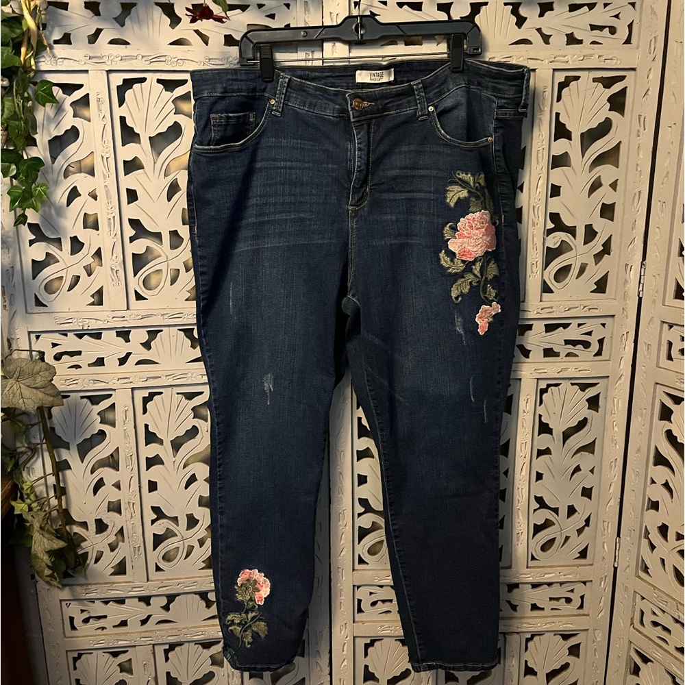 VINTAGE AMERICA GROOVY FADED & DISTRESSED WITH CUTE PINK FLOWERS PLUS SIZE JEANS